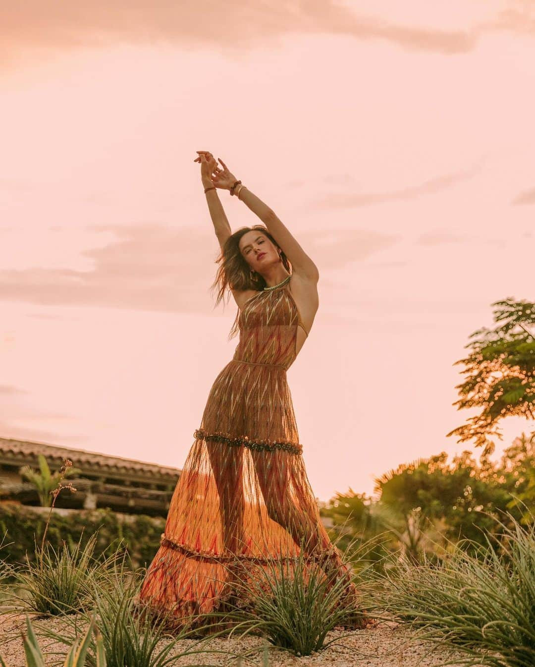 Hai thiên thần nội y đắt giá cùng diện bikini đỏ nổi bật trên biển ảnh 18