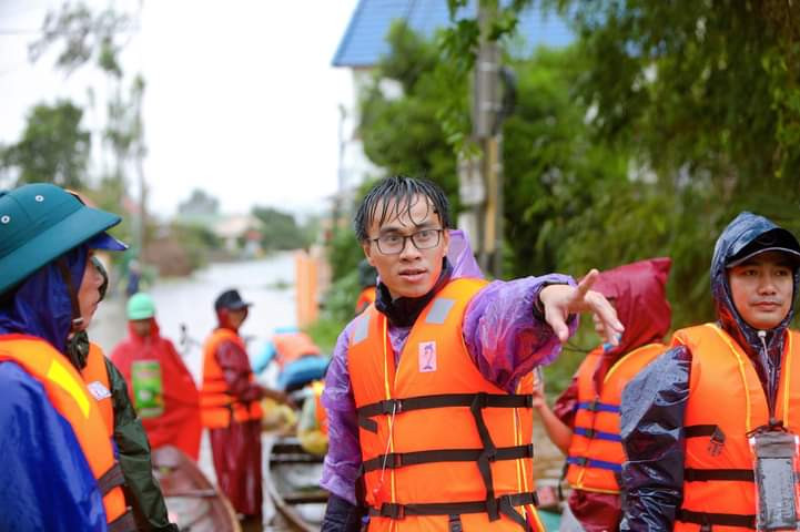 Hành trình 30 ngày băng rừng, lội lũ đồng hành cùng bà con miền Trung ảnh 1