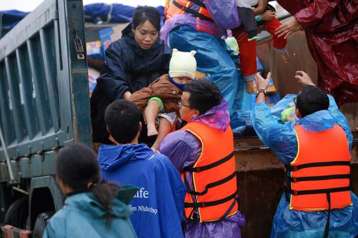 Hành trình 30 ngày băng rừng, lội lũ đồng hành cùng bà con miền Trung ảnh 6