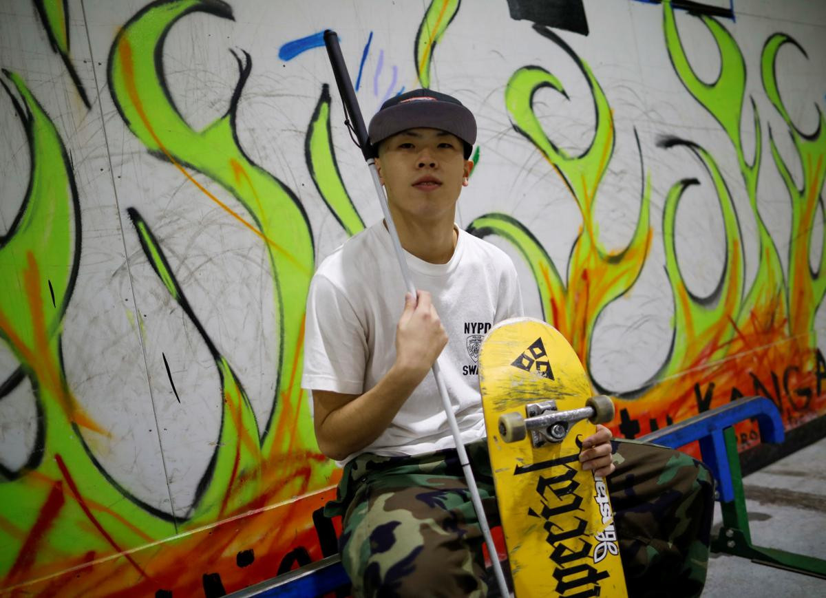 Chàng trai khiếm thị trổ tài trượt ván làm dân mạng thán phục ảnh 1