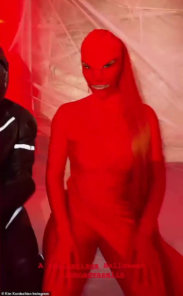 Paris Hilton đẹp hút hồn trong trang phục Halloween như áo tắm ảnh 13