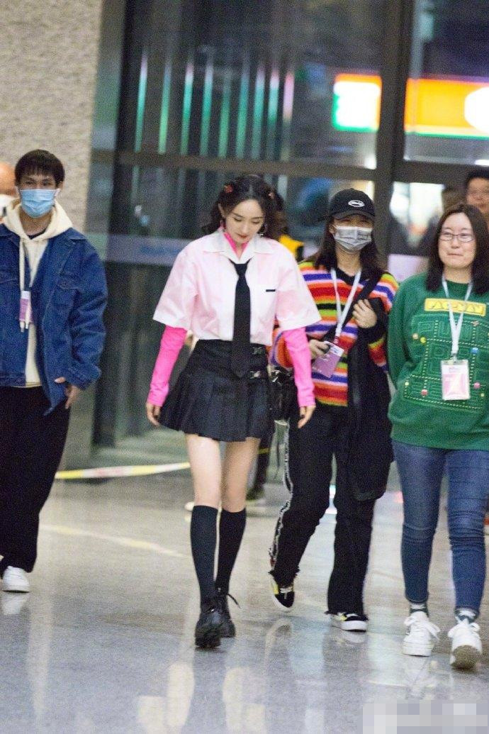 Xinh tươi rạng ngời, Dương Mịch trẻ như nữ sinh, khoe chân dài trứ danh ảnh 13