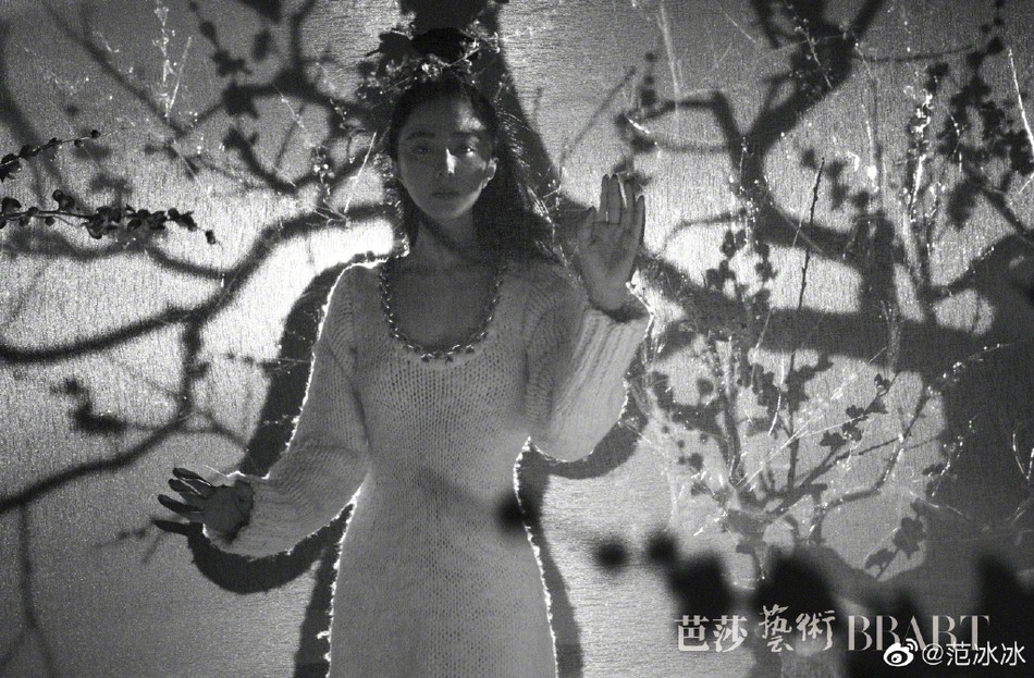 Đăng ảnh selfie ở bể bơi, Phạm Băng Băng để mặt mộc V-line ở tuổi 40 ảnh 6