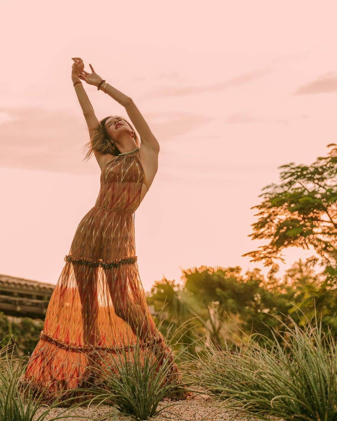 Hai thiên thần nội y đắt giá cùng diện bikini đỏ nổi bật trên biển ảnh 19