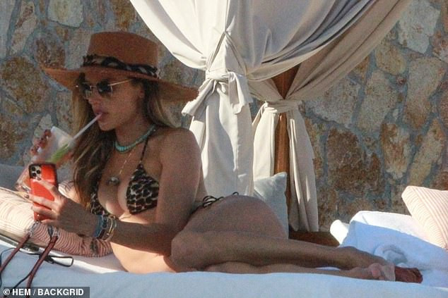 Alessandra Ambrosio tắm nắng quyến rũ ở Mexico ảnh 8