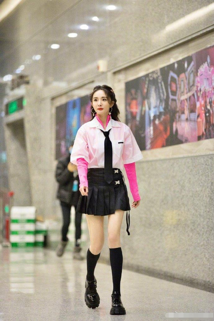 Xinh tươi rạng ngời, Dương Mịch trẻ như nữ sinh, khoe chân dài trứ danh ảnh 12