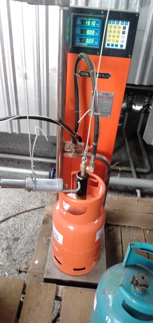 Công an đột kích xưởng chiết gas lậu được quây tôn kín ảnh 1