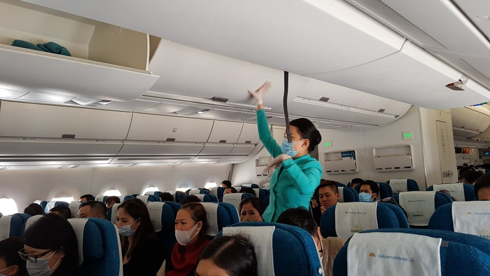 Cận cảnh hành khách, tiếp viên trên máy bay thời dịch bệnh corona ảnh 3
