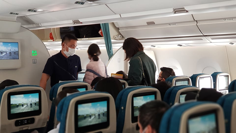 Cận cảnh hành khách, tiếp viên trên máy bay thời dịch bệnh corona ảnh 2