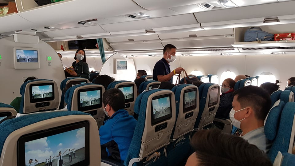 Cận cảnh hành khách, tiếp viên trên máy bay thời dịch bệnh corona ảnh 4