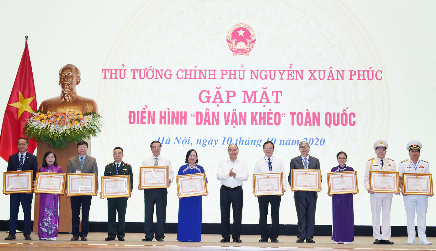 Thủ tướng Nguyễn Xuân Phúc: Dân vận là phải xắn tay áo lo việc cho dân ảnh 1