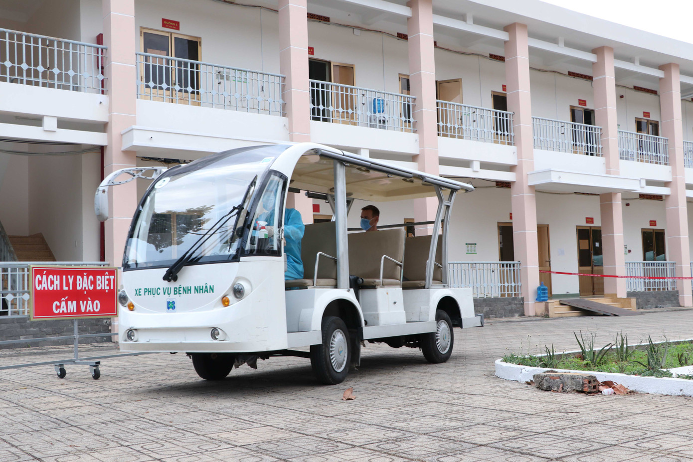 Bệnh nhân mắc COVID-19 xúc động cảm ơn bác sĩ khi được xuất viện ảnh 9