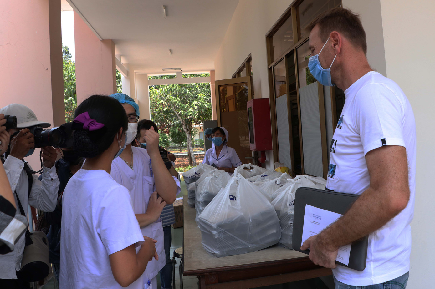 Bệnh nhân mắc COVID-19 xúc động cảm ơn bác sĩ khi được xuất viện ảnh 8