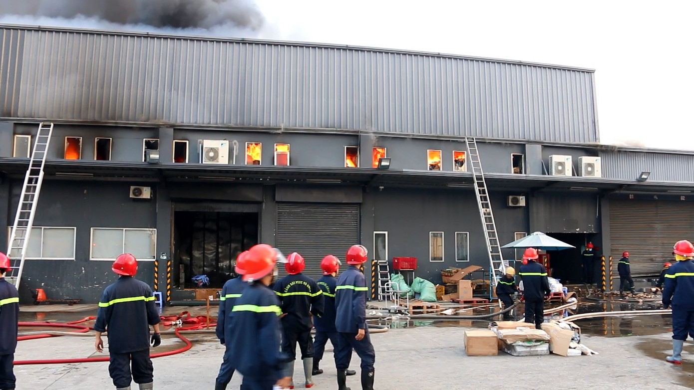 Kho hàng gần sân bay Tân Sơn Nhất cháy ngùn ngụt lúc sáng sớm ảnh 1