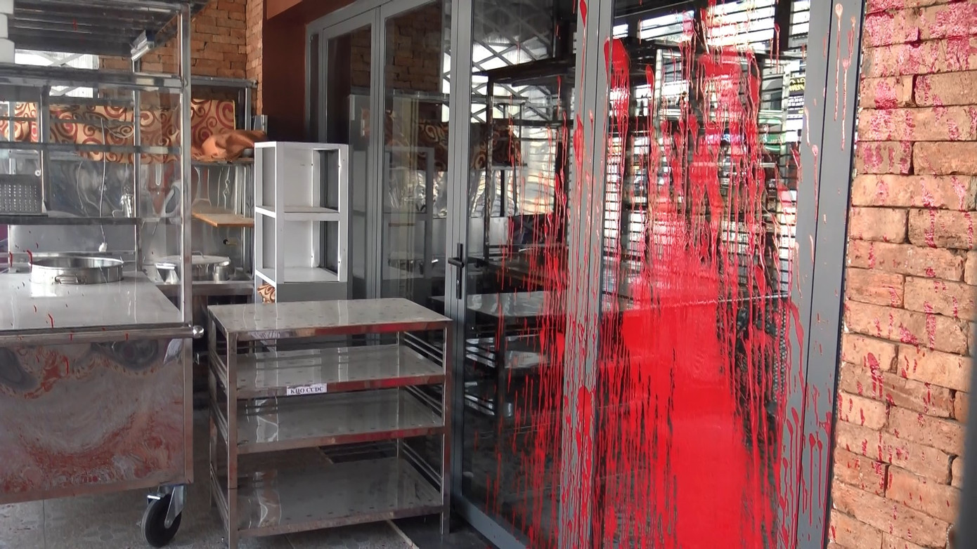 Nhiều hộ dân ở Sài Gòn hoang mang vì bị ‘khủng bố’ bằng chất bẩn ảnh 1