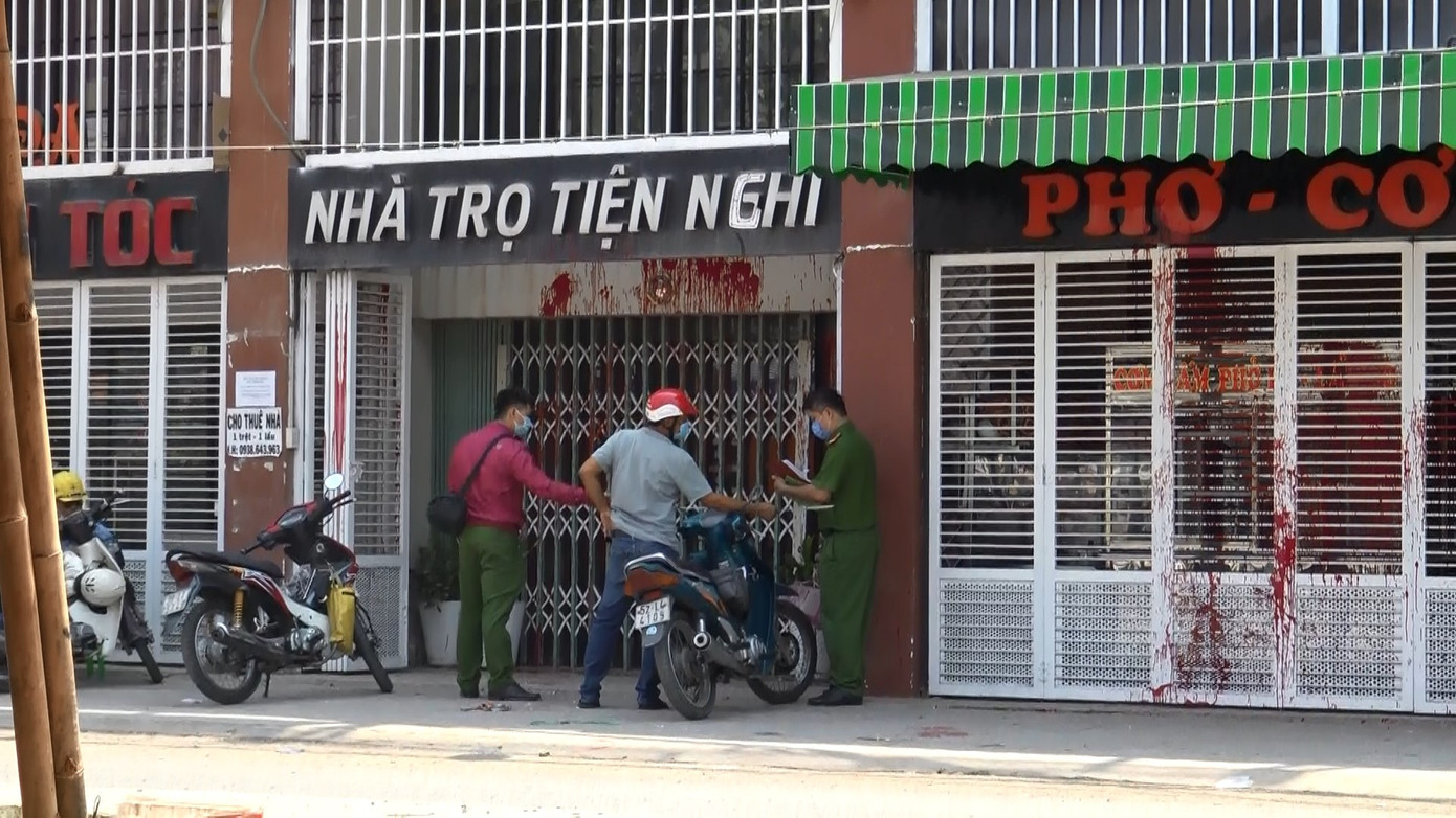 Nhiều hộ dân ở Sài Gòn hoang mang vì bị ‘khủng bố’ bằng chất bẩn ảnh 2