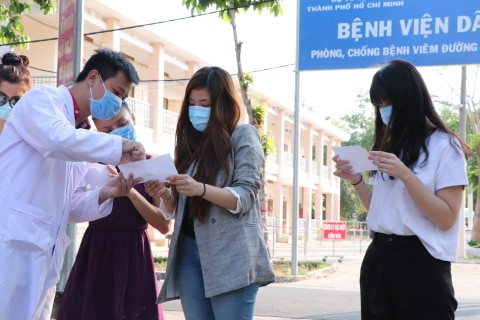 Bốn bệnh nhân mắc COVID-19 ở TPHCM được xuất viện ảnh 1