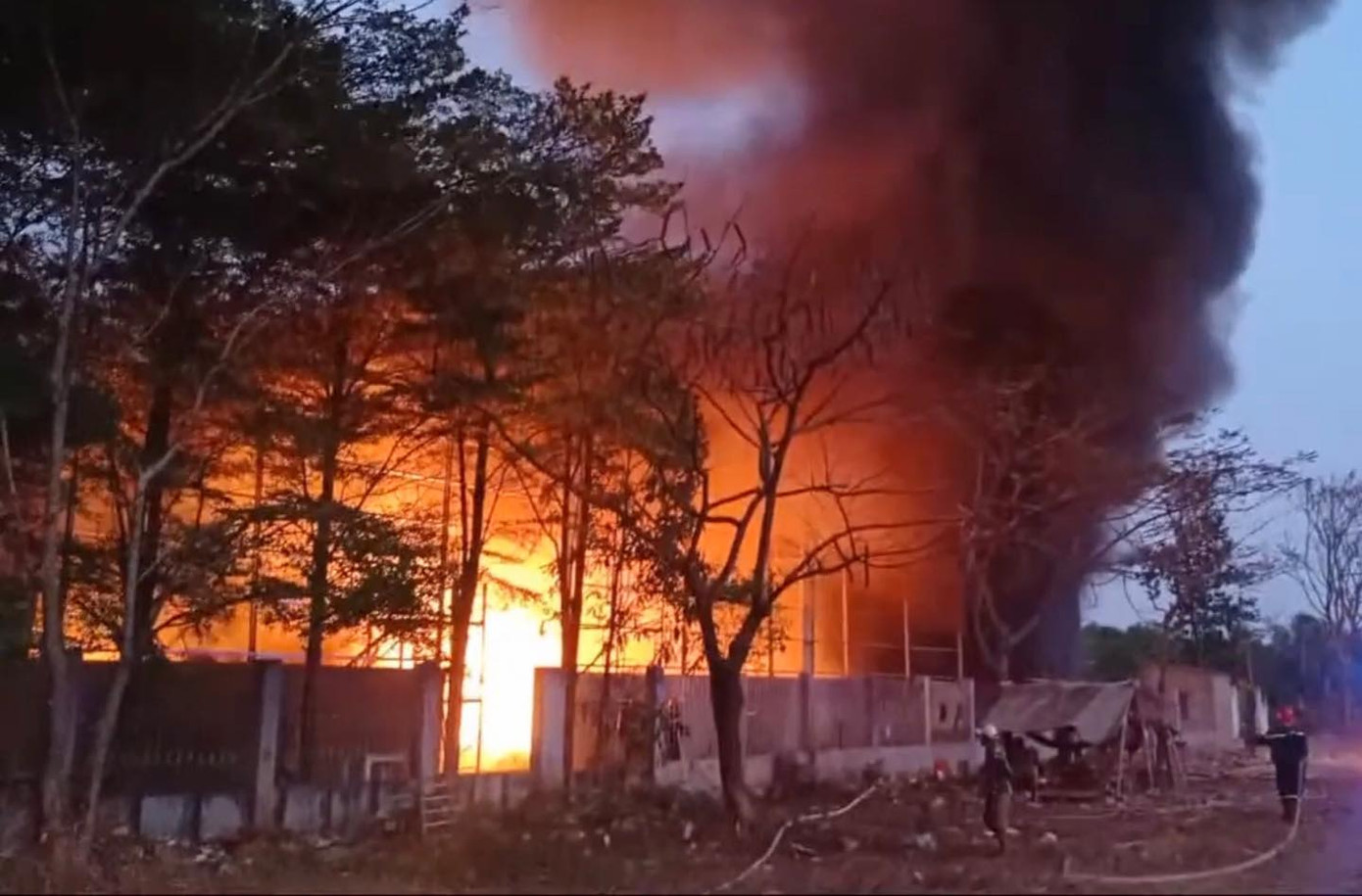 Hàng trăm người dập lửa tại nhà xưởng ở Sài Gòn ảnh 1