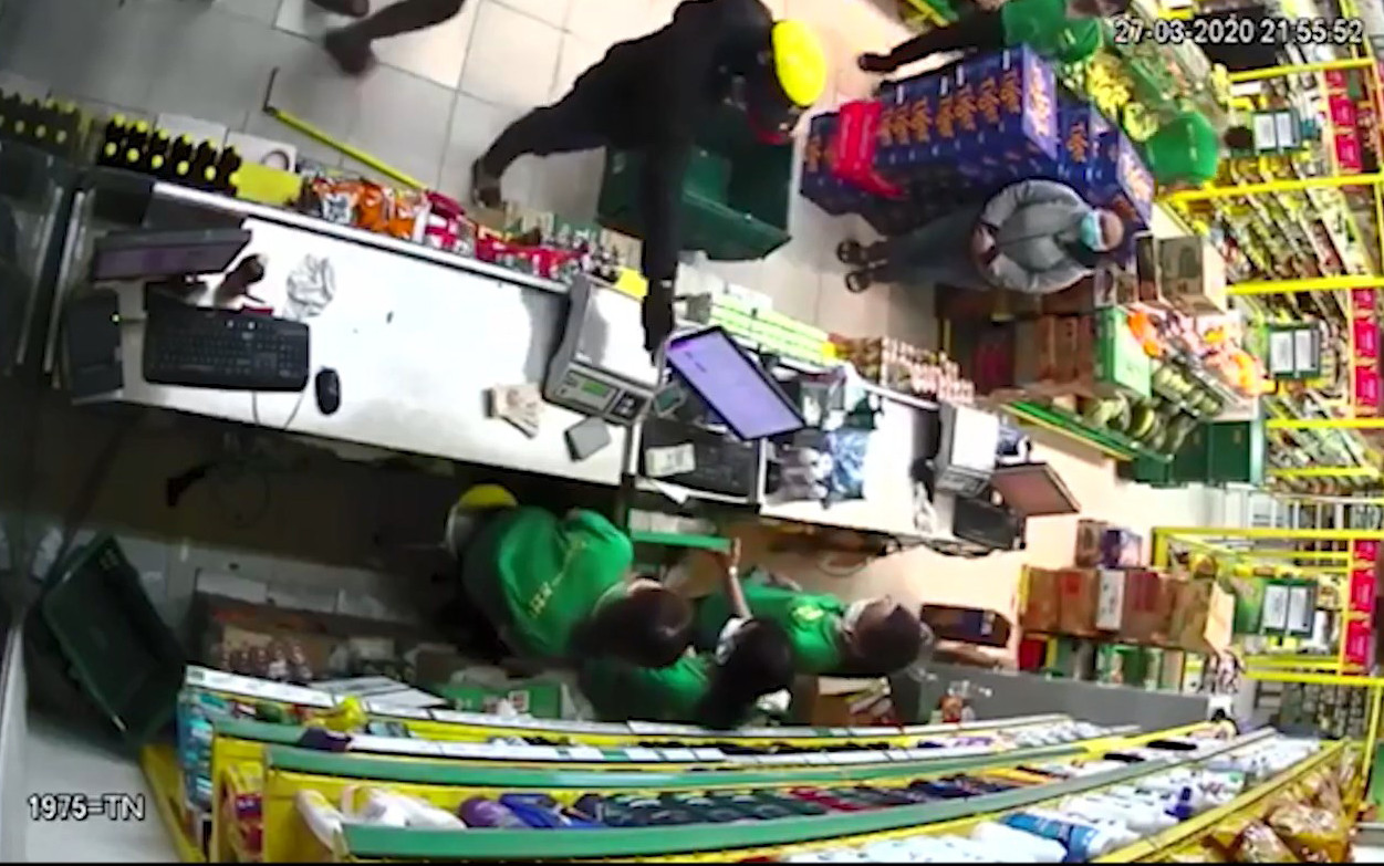 Bắt nghi phạm dùng súng cướp tài sản trong cửa hàng Bách Hóa Xanh ảnh 2