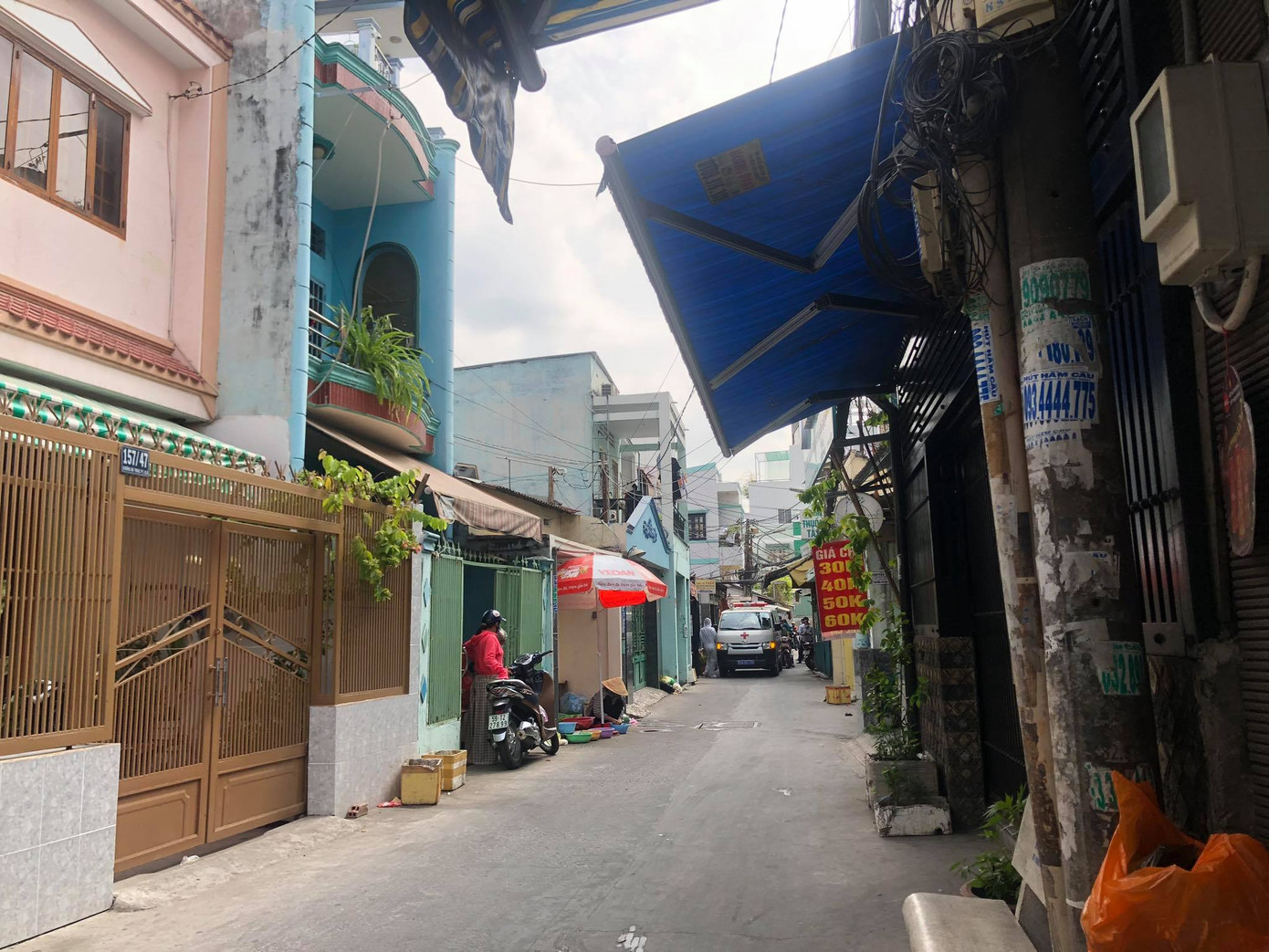 TPHCM phong tỏa khu dân cư vì có người nghi nhiễm Covid-19 ảnh 1