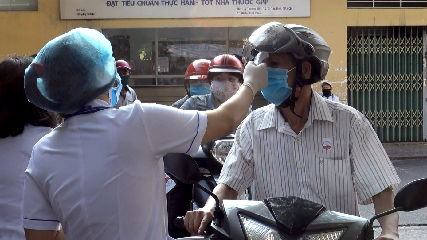 Bệnh viện đầu tiên ở Sài Gòn sắm máy kiểm tra thân nhiệt từ cổng ảnh 7