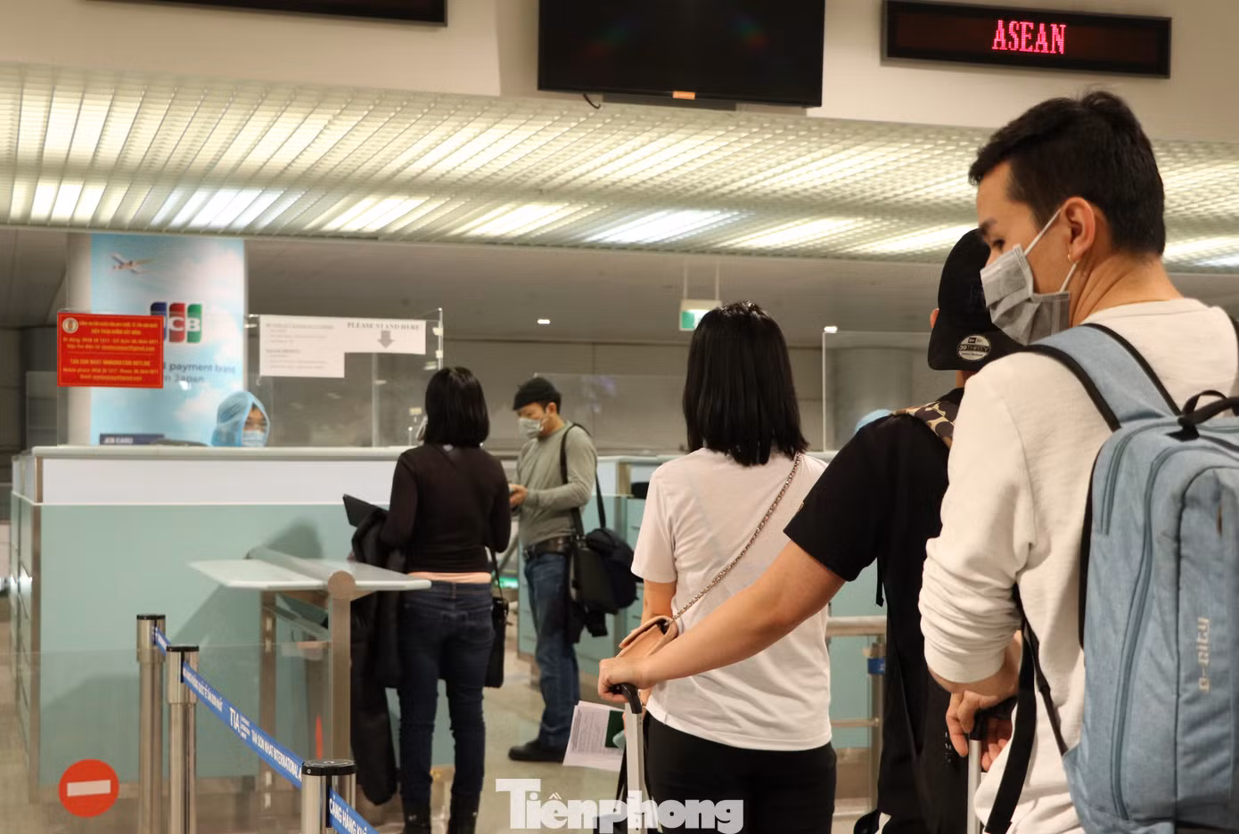 Cận cảnh quy trình kiểm dịch, cách ly Việt kiều từ vùng dịch về Tân Sơn Nhất ảnh 11