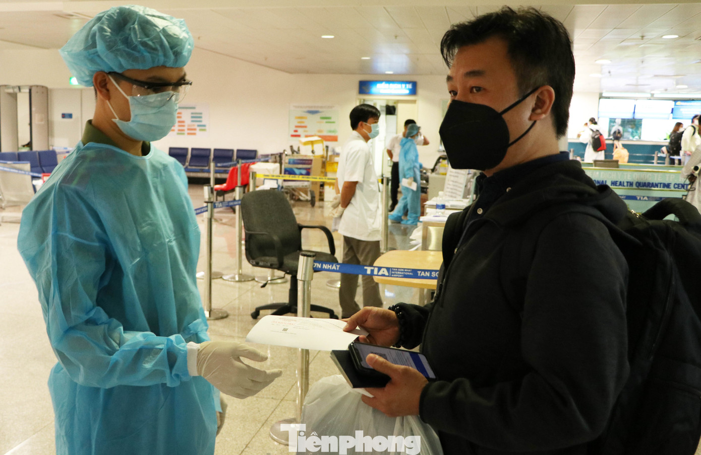 Cận cảnh quy trình kiểm dịch, cách ly Việt kiều từ vùng dịch về Tân Sơn Nhất ảnh 7