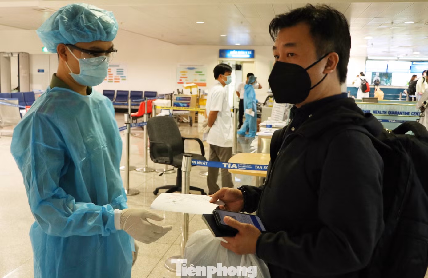 Cận cảnh quy trình kiểm dịch, cách ly Việt kiều từ vùng dịch về Tân Sơn Nhất ảnh 7