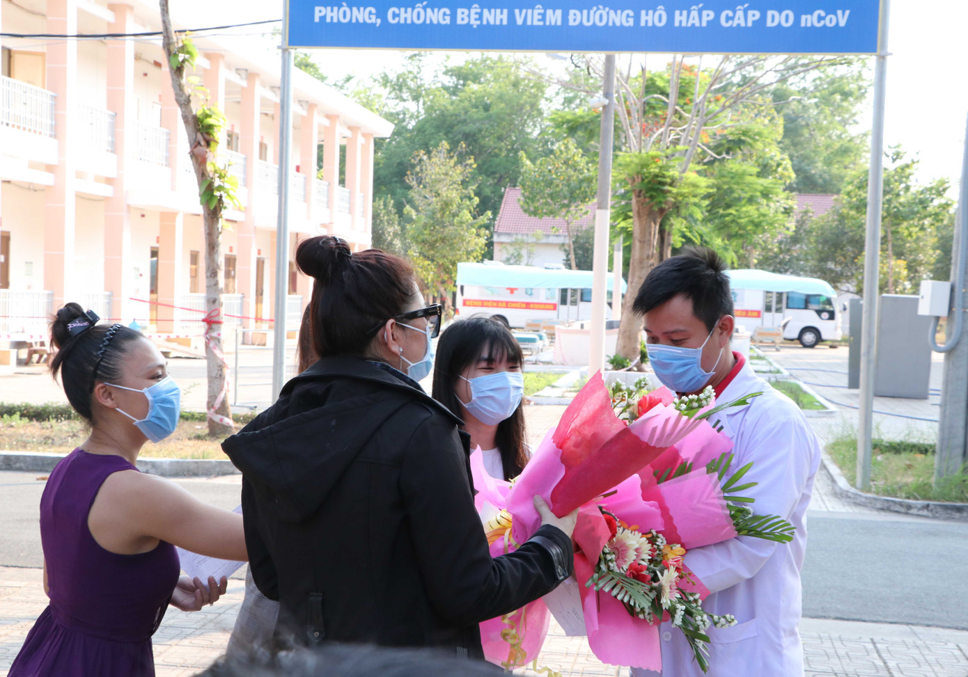 Bệnh nhân mắc COVID-19 xúc động cảm ơn bác sĩ khi được xuất viện ảnh 10