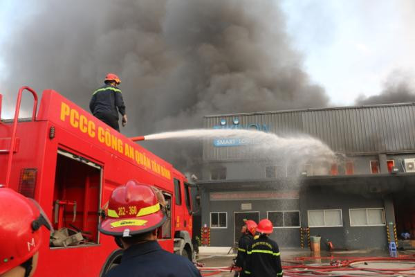 Kho hàng gần sân bay Tân Sơn Nhất cháy ngùn ngụt lúc sáng sớm ảnh 3