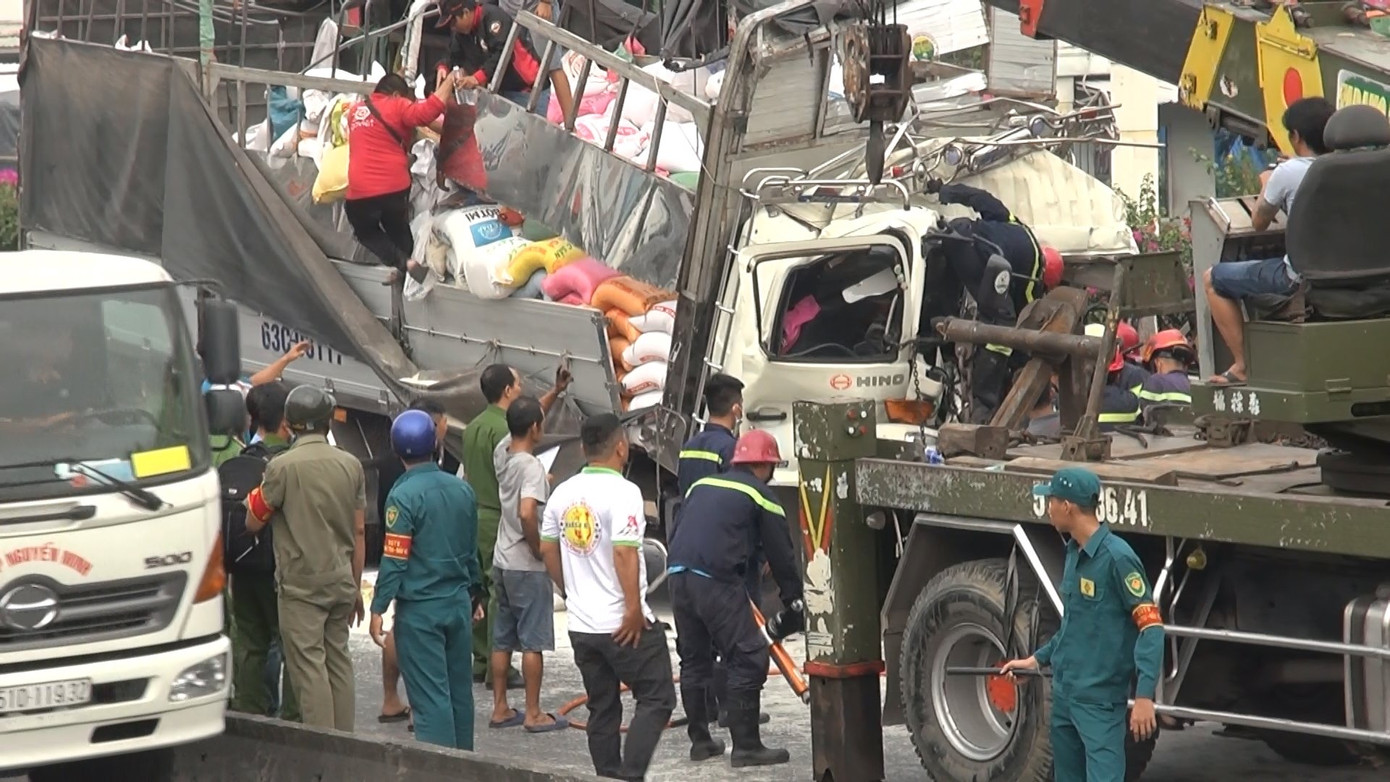 Ba người tử vong trong cabin xe tải sau cú tông đuôi xe container ảnh 1