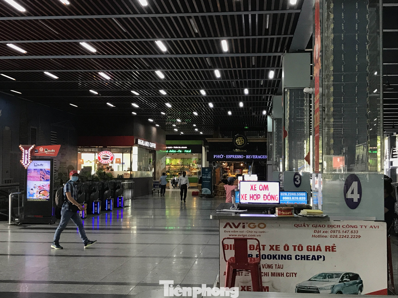 Cận cảnh sân bay Tân Sơn Nhất trước giờ ngừng nhập cảnh người từ nước ngoài về ảnh 11