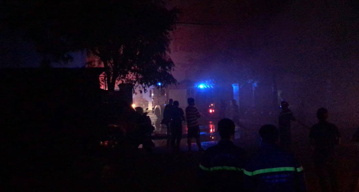 Hàng trăm người dập lửa tại nhà xưởng ở Sài Gòn ảnh 2