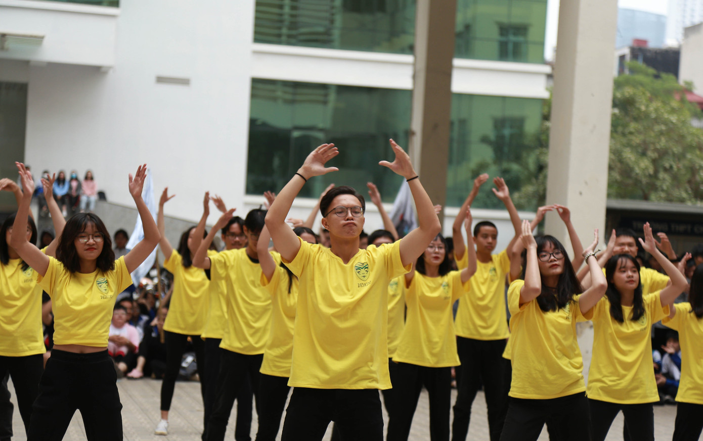 Ngày hội Flashmob náo nhiệt đa sắc màu của học sinh Chuyên Sư phạm ảnh 3