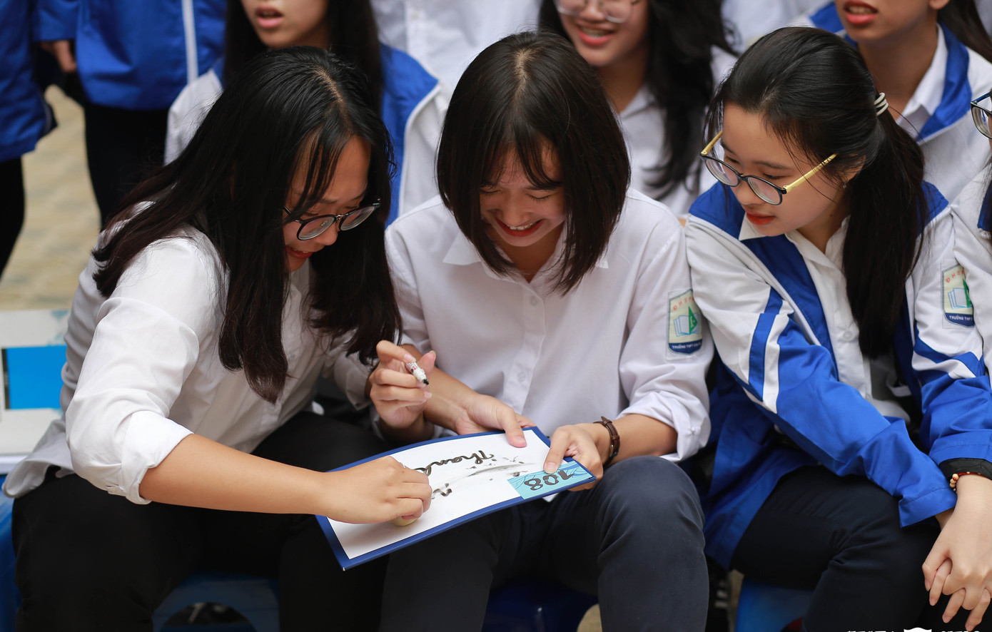 Ngày hội Flashmob náo nhiệt đa sắc màu của học sinh Chuyên Sư phạm ảnh 9