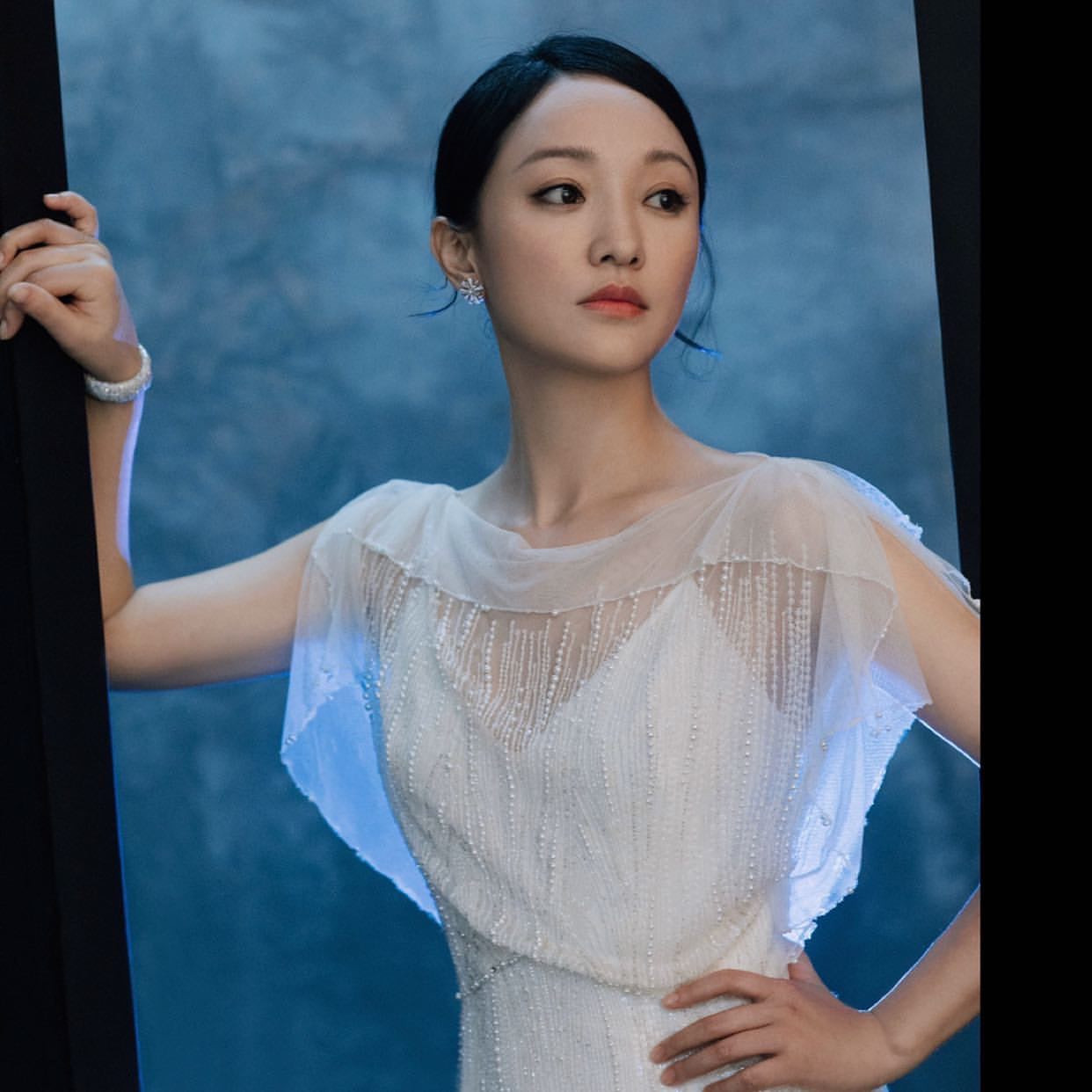 Châu Tấn U50 đẹp mong manh và trẻ trung 'hack tuổi' ảnh 22