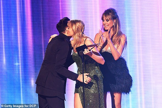 Siêu mẫu Đức U50 diện váy ngắn tôn ngực đầy chân thon ảnh 5