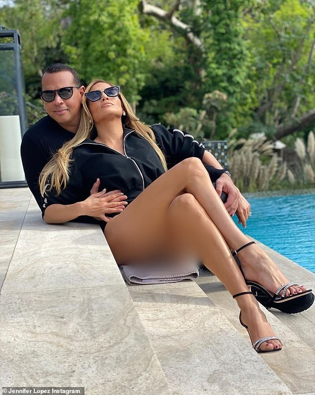 Jennifer Lopez trẻ trung gợi cảm bên hôn phu kém 6 tuổi ảnh 1