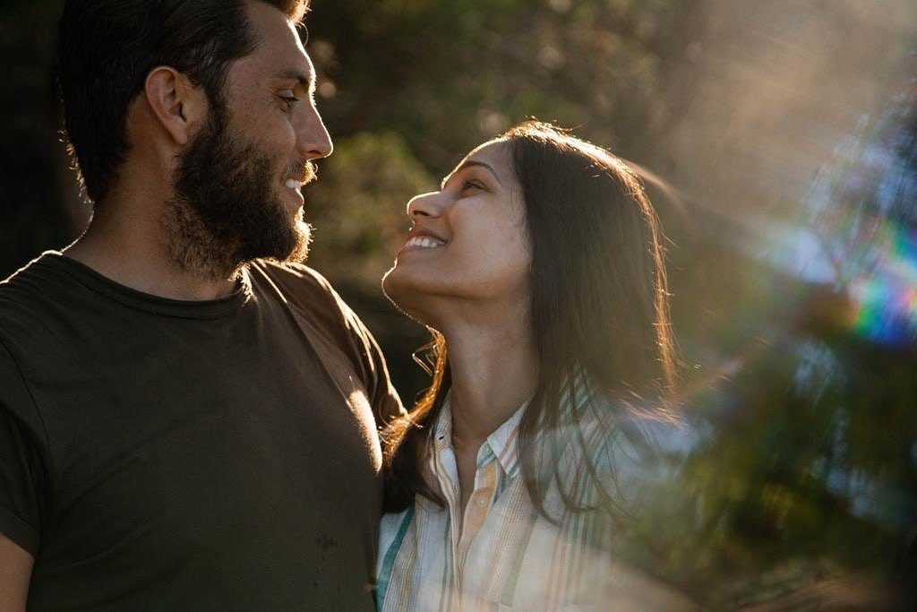 Người đẹp 'Triệu phú khu ổ chuột' đính hôn bạn trai kém tuổi ảnh 5