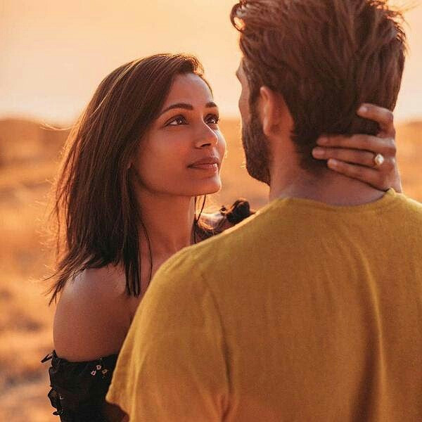 Người đẹp 'Triệu phú khu ổ chuột' đính hôn bạn trai kém tuổi ảnh 4