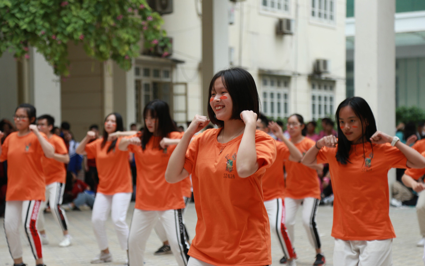 Ngày hội Flashmob náo nhiệt đa sắc màu của học sinh Chuyên Sư phạm ảnh 1