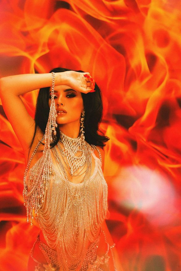 Đường cong nóng bỏng hút mắt của nữ ca sĩ Becky G ảnh 10