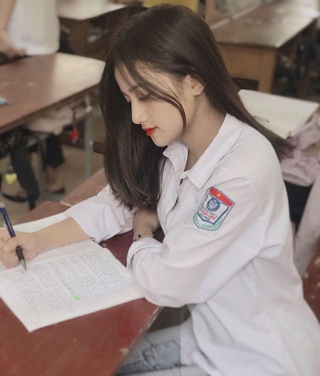 'Thiên thần đồng phục' Hà Nam xinh đẹp học giỏi, làm cán bộ lớp ảnh 2