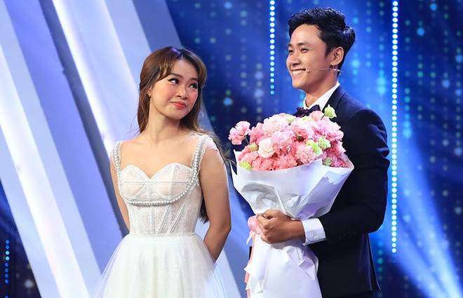 Showbiz 4/7: Đông Nhi bị chỉ trích làm ‘lố’ khi tổ chức tiệc thông báo giới tính thai nhi ảnh 4