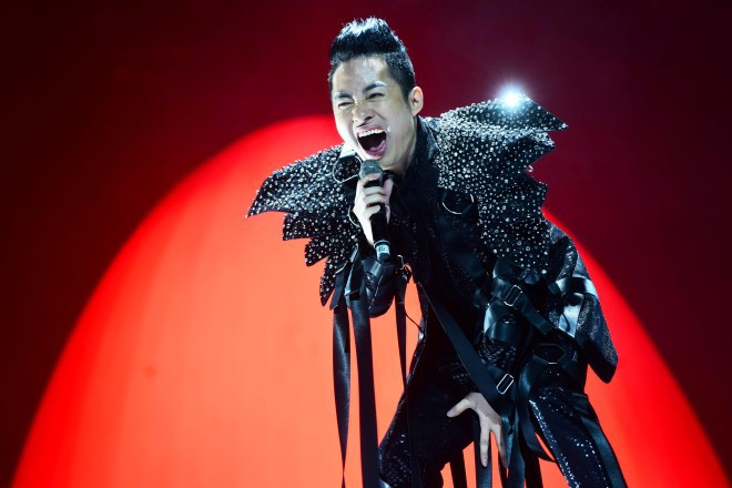 Showbiz 18/7: Người đẹp Mỹ nhận án tù vì gửi ảnh nóng cho nam sinh 15 tuổi ảnh 1