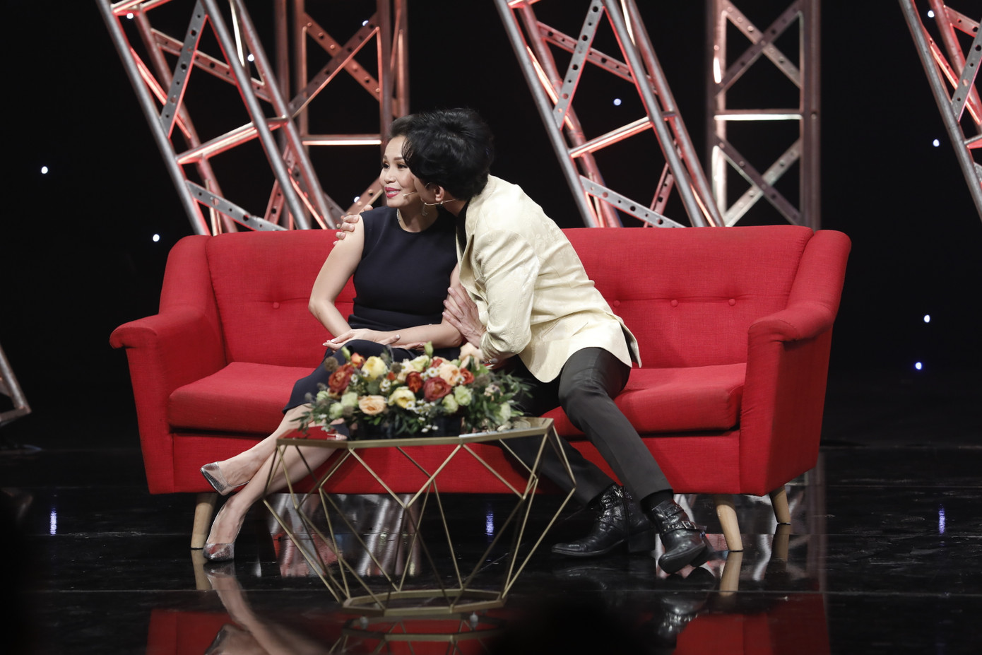 Đan Trường hôn Cẩm Ly trên sóng truyền hình ảnh 2