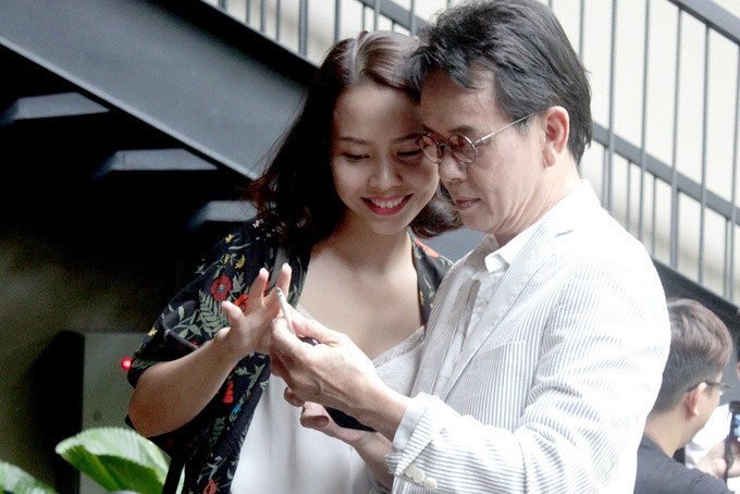 Những nghệ sĩ Việt lấy vợ kém nhiều tuổi, cách biệt lớn nhất là 44 năm ảnh 1