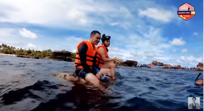 Quang Vinh, Phạm Quỳnh Anh bị chỉ trích thiếu hiểu biết khi ngồi lên rạn san hô ảnh 1