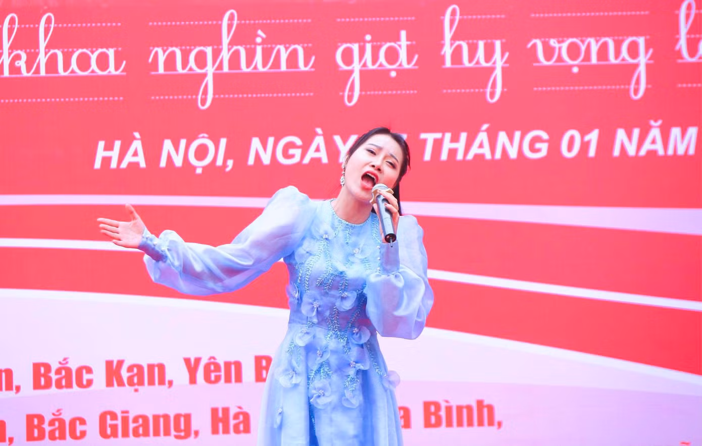 Nghệ sĩ Xuân Bắc cùng dàn sao ‘đốt cháy’ sân khấu Chủ nhật Đỏ ảnh 11