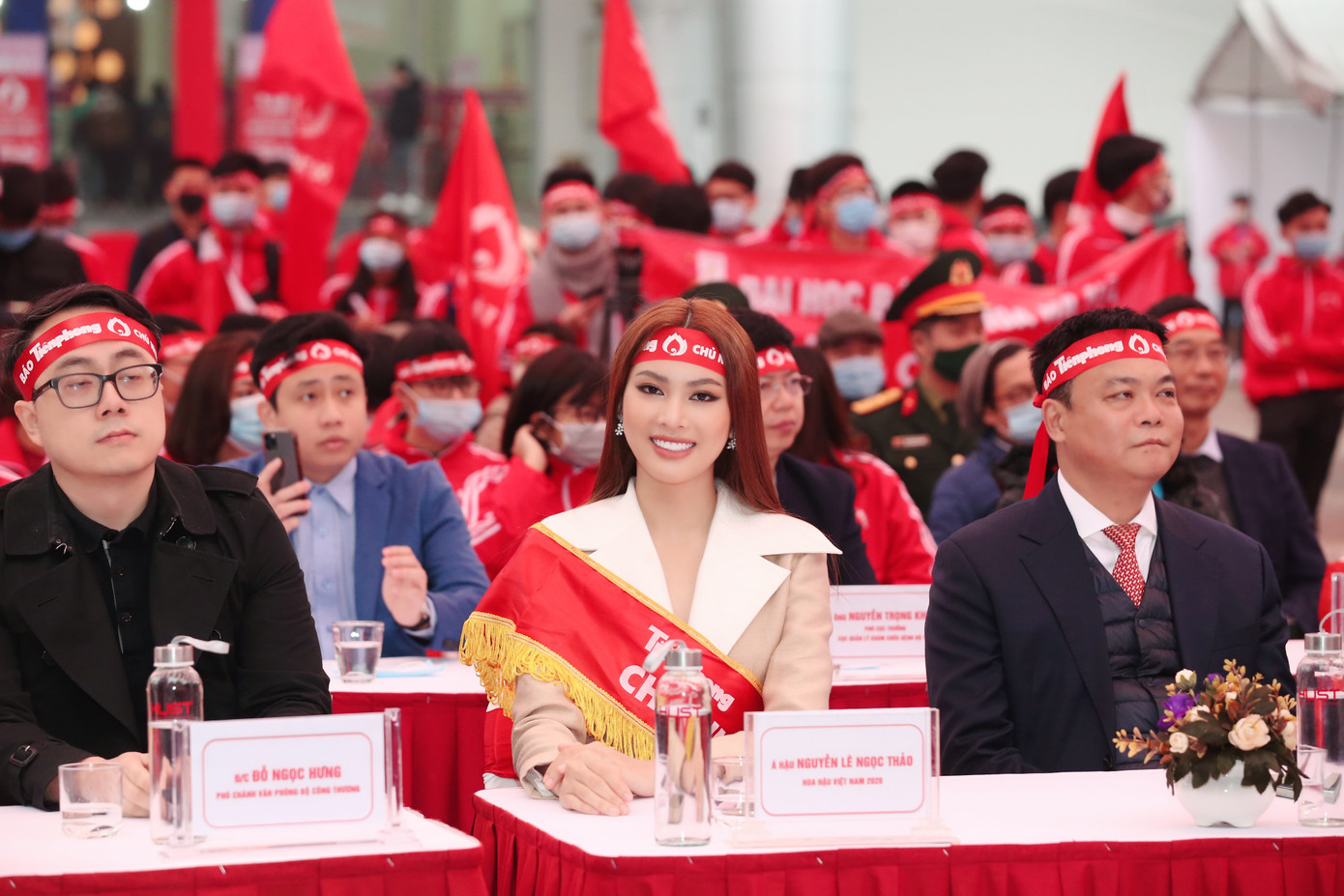 Hoa hậu Đỗ Thị Hà cùng hai Á hậu rạng rỡ tại ngày hội chính Chủ nhật Đỏ ảnh 8